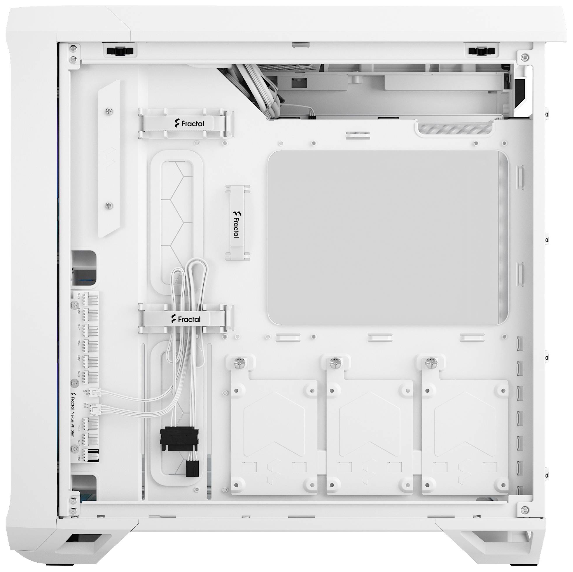 Počítačová skříň v bílé barvě, otevřená z boku. Jsou viditelné interní upevňovací lišty, systém pro vedení kabelů a otevřené kryty.