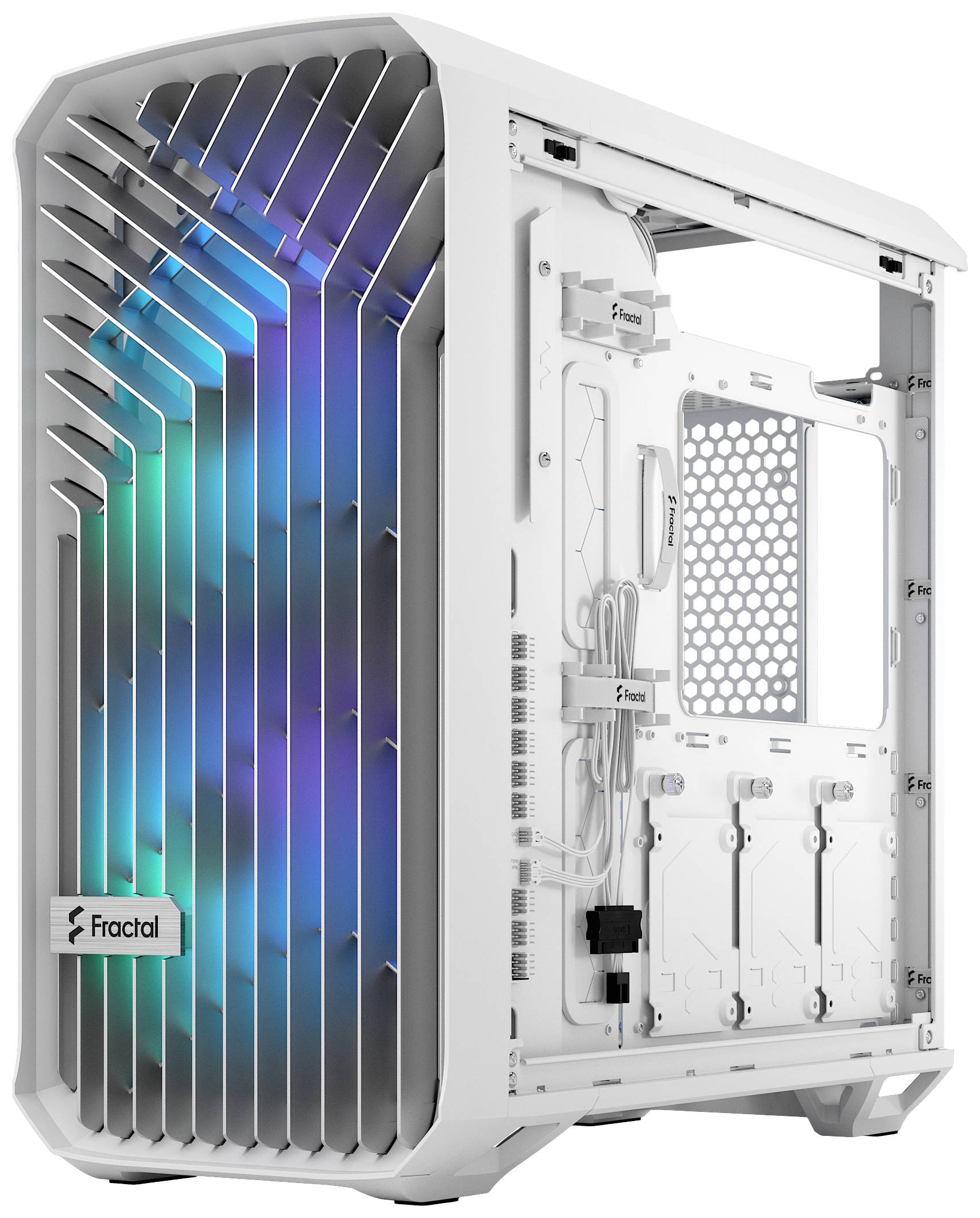 Bílá počítačová skříň s otevřeným bočním panelem, výrazné přední mřížky a barevné LED osvětlení uvnitř.