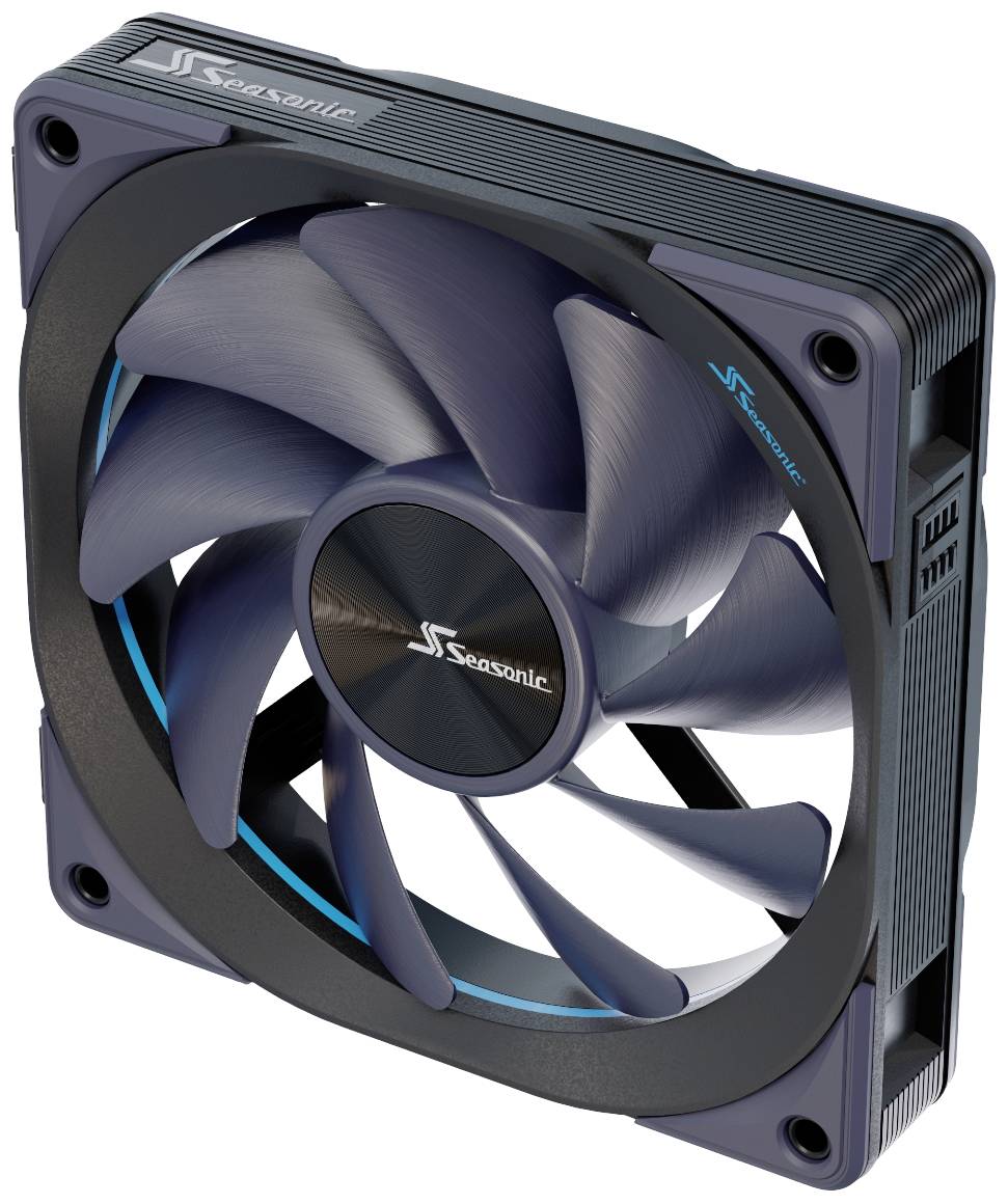 Šedý, čtvercový počítačový ventilátor značky Seasonic s několika zahnutými lopatkami a modrými akcenty, určený pro chlazení PC.