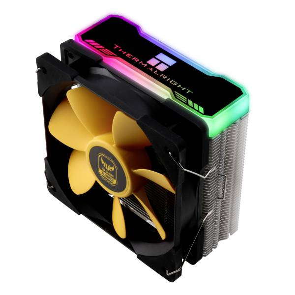 Chladič CPU se žlutým ventilátorem a stříbrným chladičem. Nahoře RGB pásek s nápisem 'THERMALRIGHT'.