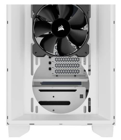 Prázdná počítačová skříň s velkým ventilátorem nahoře. Uvnitř jsou viditelné držáky pro pevné disky a další komponenty.
