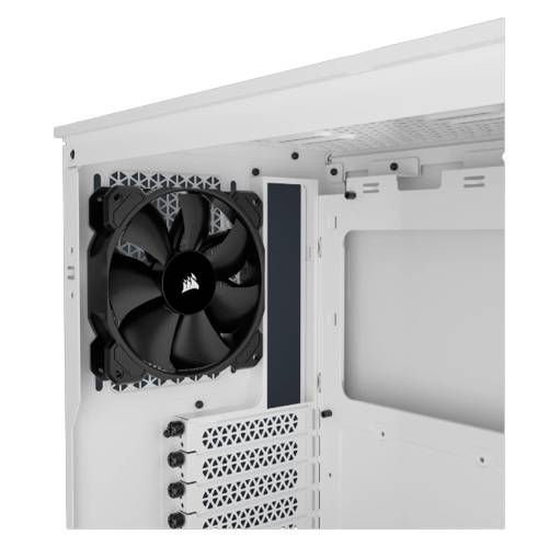 Bílý počítačový box bez komponent zobrazuje namontovaný ventilátor na zadní stěně, kovovou mřížku a prázdné sloty.