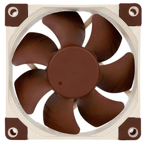 Hnědý počítačový ventilátor v hranatém krytu. Ventilátor má sedm lopatek a často se používá k chlazení počítačových komponent.