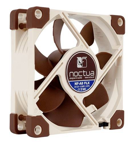 Čtvercový počítačový ventilátor Noctua, krémové barvy s hnědými akcenty a logem uprostřed. Model: NF-A8 FLX.