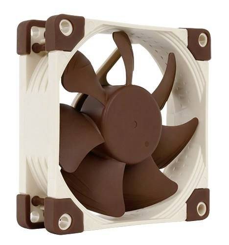 Hnědý a béžový počítačový ventilátor namontovaný ve své konzoli. Design klade důraz na odolnost a stabilitu.