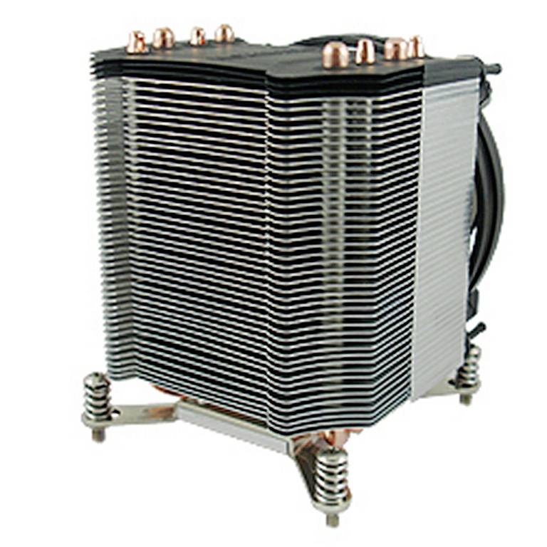 Velký CPU chladič s několika hliníkovými lamelami a měděnými tepelnými trubicemi, nasazený na soketu se zadní stranou černého ventilátoru.