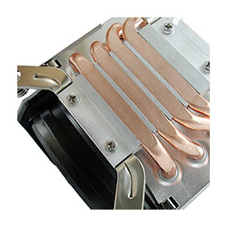 Detailní záběr chladiče s měděnými tepelnými trubkami a hliníkovými lamelami, typický pro počítačový hardware určený k odvodu tepla.