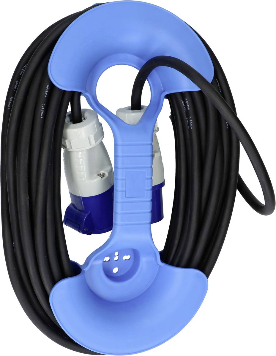 Dlouhý černý napájecí kabel, navinutý a upevněný modrým držákem s rukojetí. Vhodný pro venkovní použití nebo kempování.