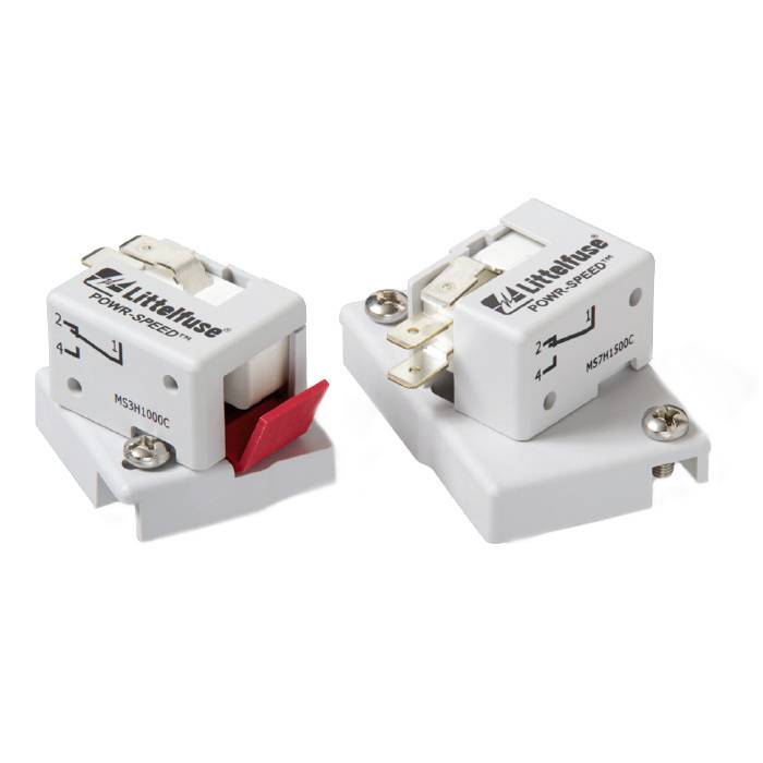 Dva bílé elektronické jističe s červenými spínači a přípojkami od značky 'Littelfuse', model MDSM1100C a MDSM1100C.