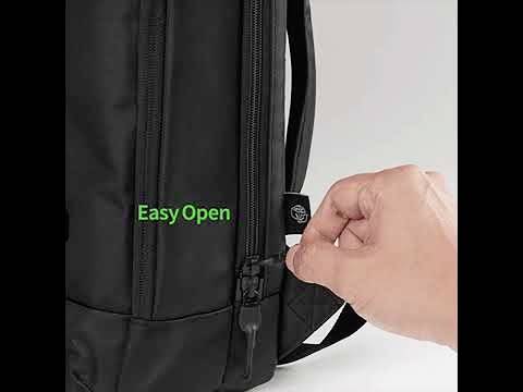 Jedna ruka otevírá zip na černém batohu. Vedle zipu je text 'Easy Open' zelené barvy.
