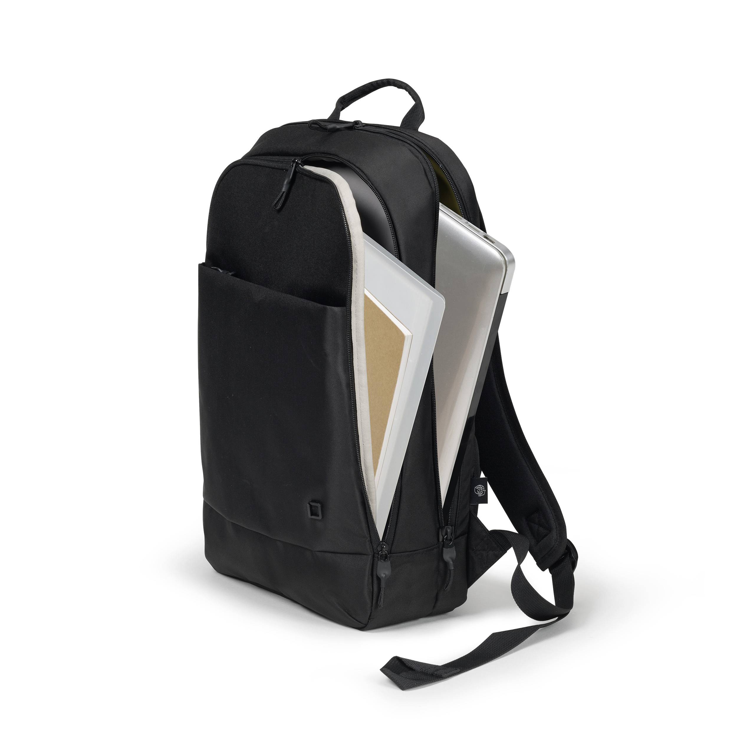 Černý batoh se dvěma laptopy v různých kapsách. Batoh má polstrované ramenní popruhy a rukojeť na nošení.