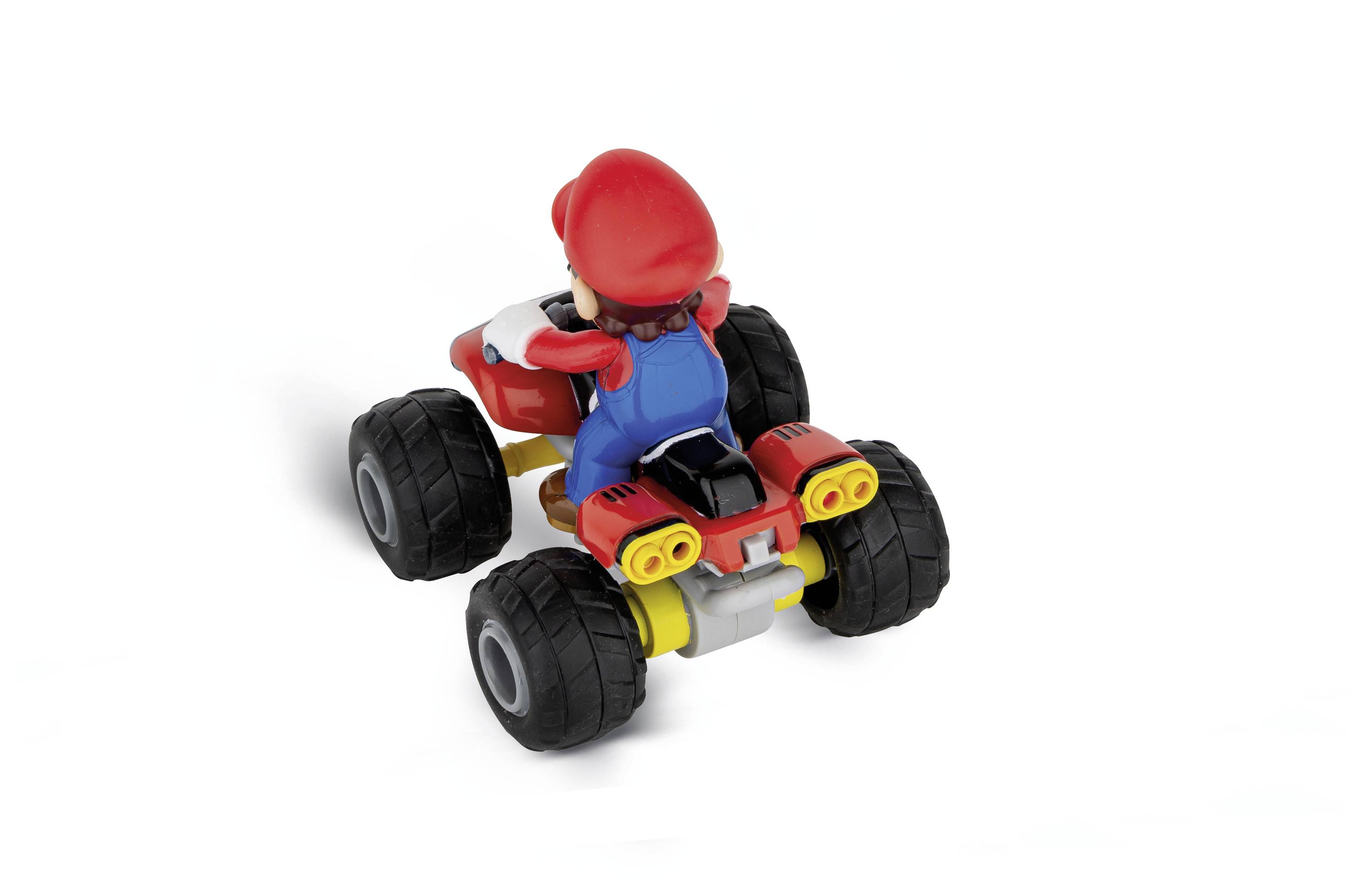 Hračkářská figurka v červeném oblečení a čepici na čtyřkolovém vozidle podobném motokáře. Pozadí je bílé.