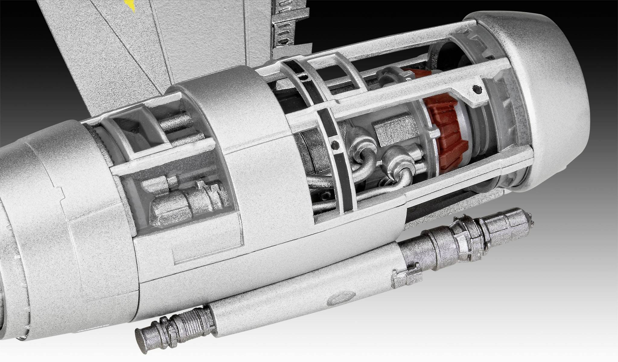 Detailní model futuristického motoru s viditelnými technickými komponenty a trubkami v stříbrném pouzdře.