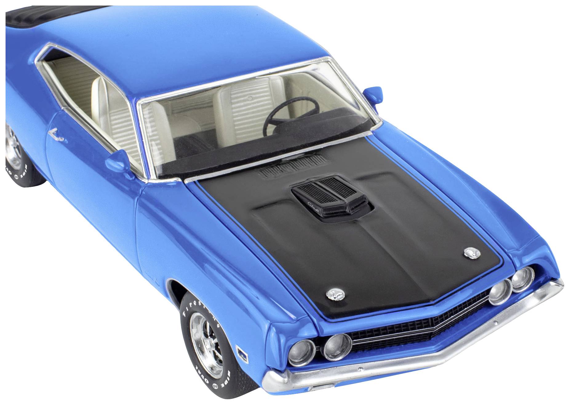 Modré veteránské auto s černou kapotou a bílými koženými sedadly, pohled z nadhledu. Retro design s chromovanými koly.