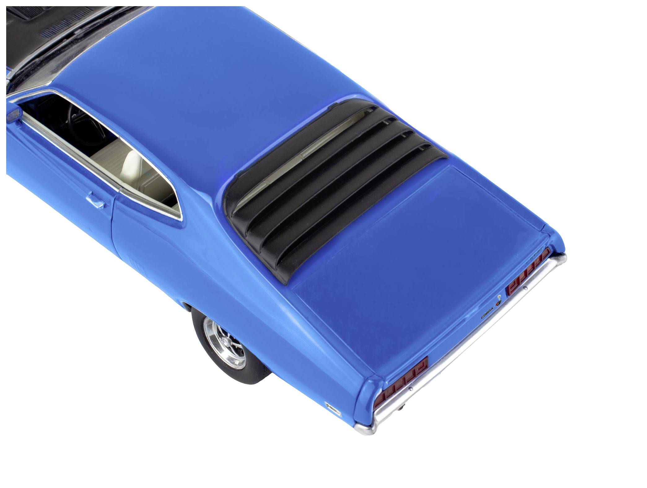 Modré, klasické auto zobrazené z ptačí perspektivy. Hlavní pozornost je soustředěna na zadní část vozu s černými lamelami.