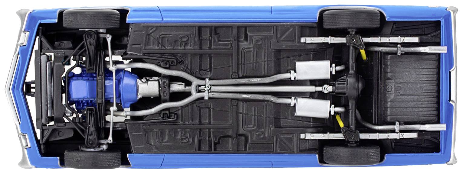 Pohled zdola na modrý osobní automobil; zobrazuje výfukový systém, podvozek a hnací ústrojí. Technické detaily spodní části vozidla.