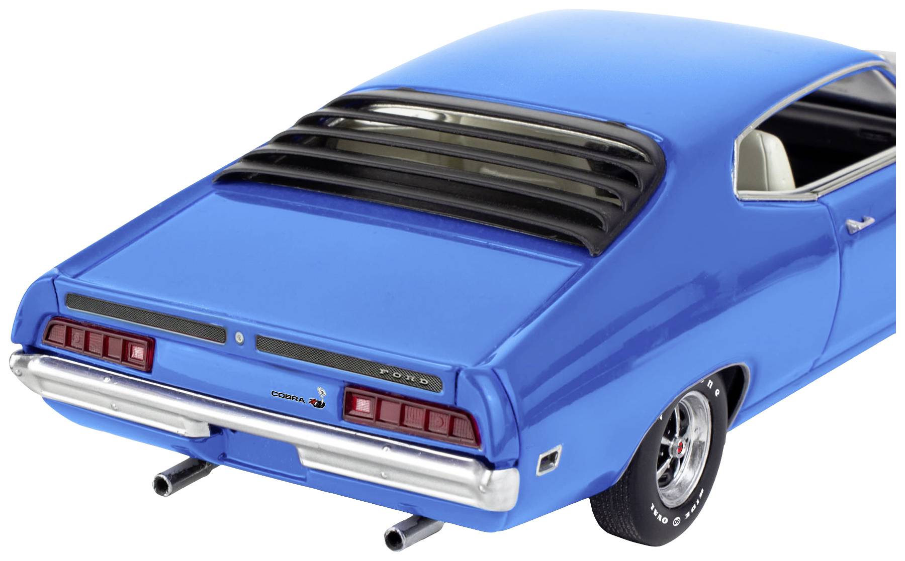 Modrý veterán se zatmívanými zadními skly a nápadnými zadními světly. Auto má klasické tvary a chromové detaily.