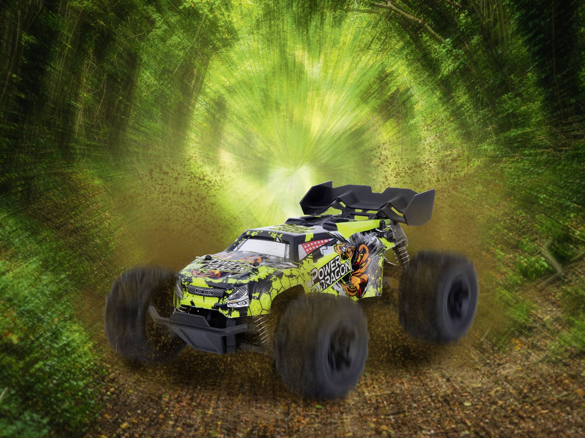 Dálkově ovládané auto s dynamickým designem projíždí lesem. Za velkými offroad pneumatikami se zvedá prach.