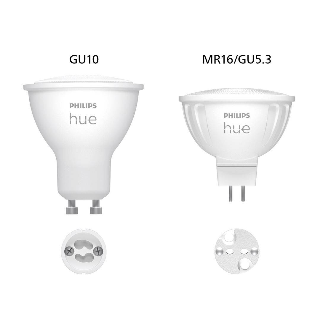 Dva LED žárovky Philips Hue ve srovnání: vlevo GU10 se širší základnou, vpravo MR16/GU5.3 se dvěma kolíky. Obě bílé barvy.