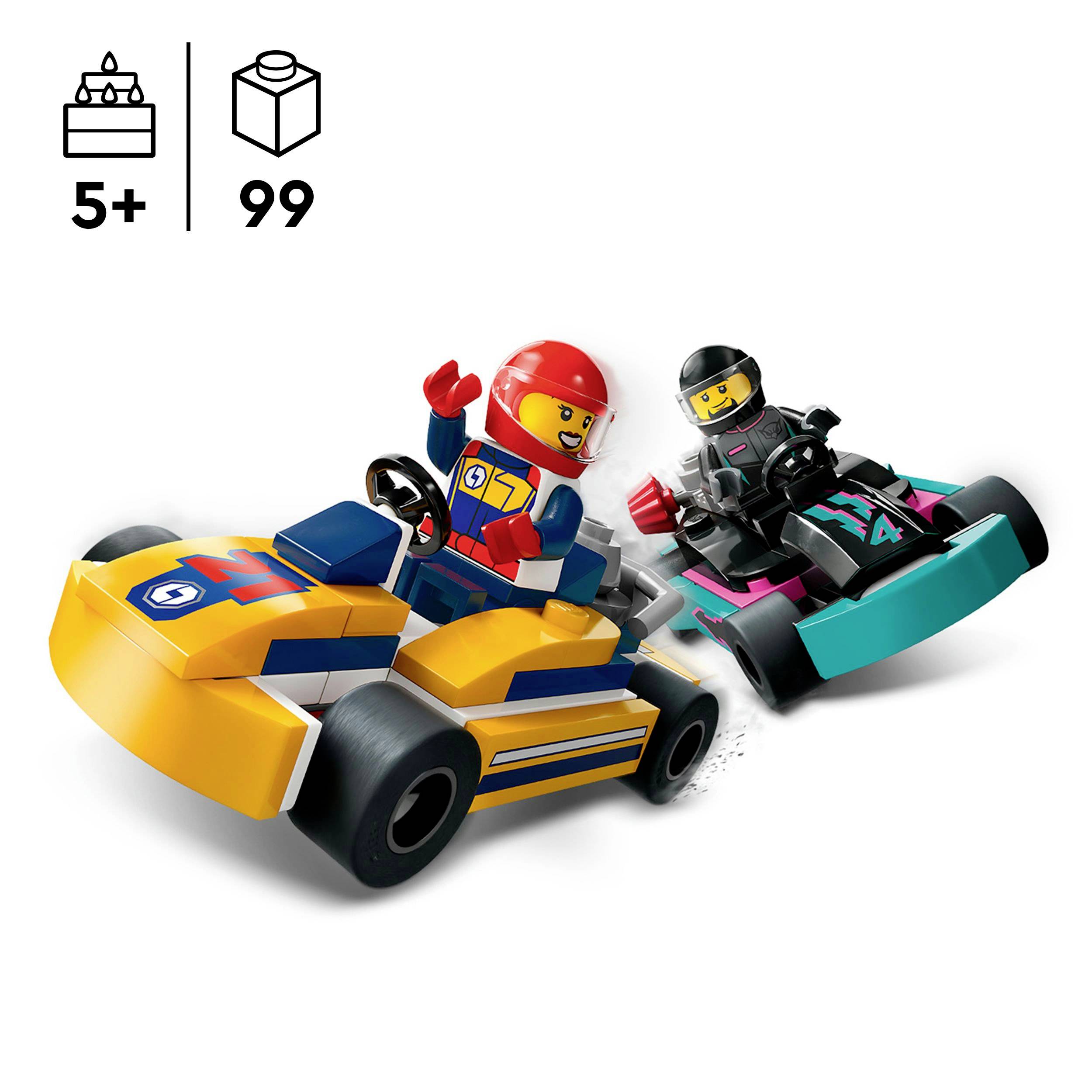 Dva barevné LEGO kárové vozy s řidiči, jedna červená a jedna černá figurka, jedou vedle sebe. Doporučený věk: od 5 let, 99 dílků.
