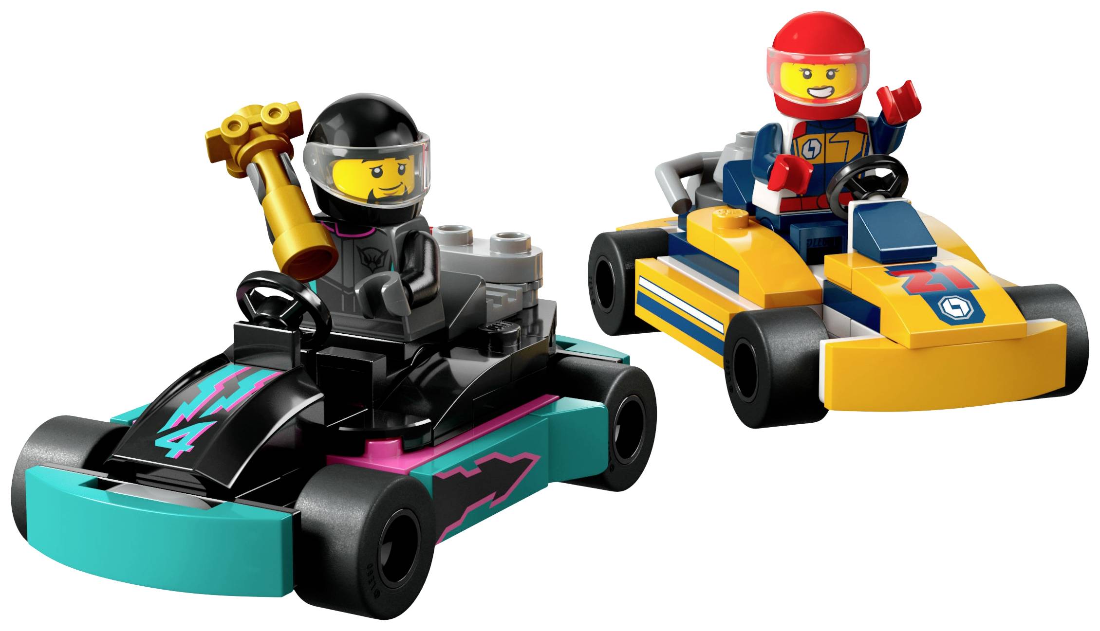 Dva barevné hračkářské motokáry s figurkami Lego, které mají nasazené helmy; jedna figurka drží zlatý pohár.