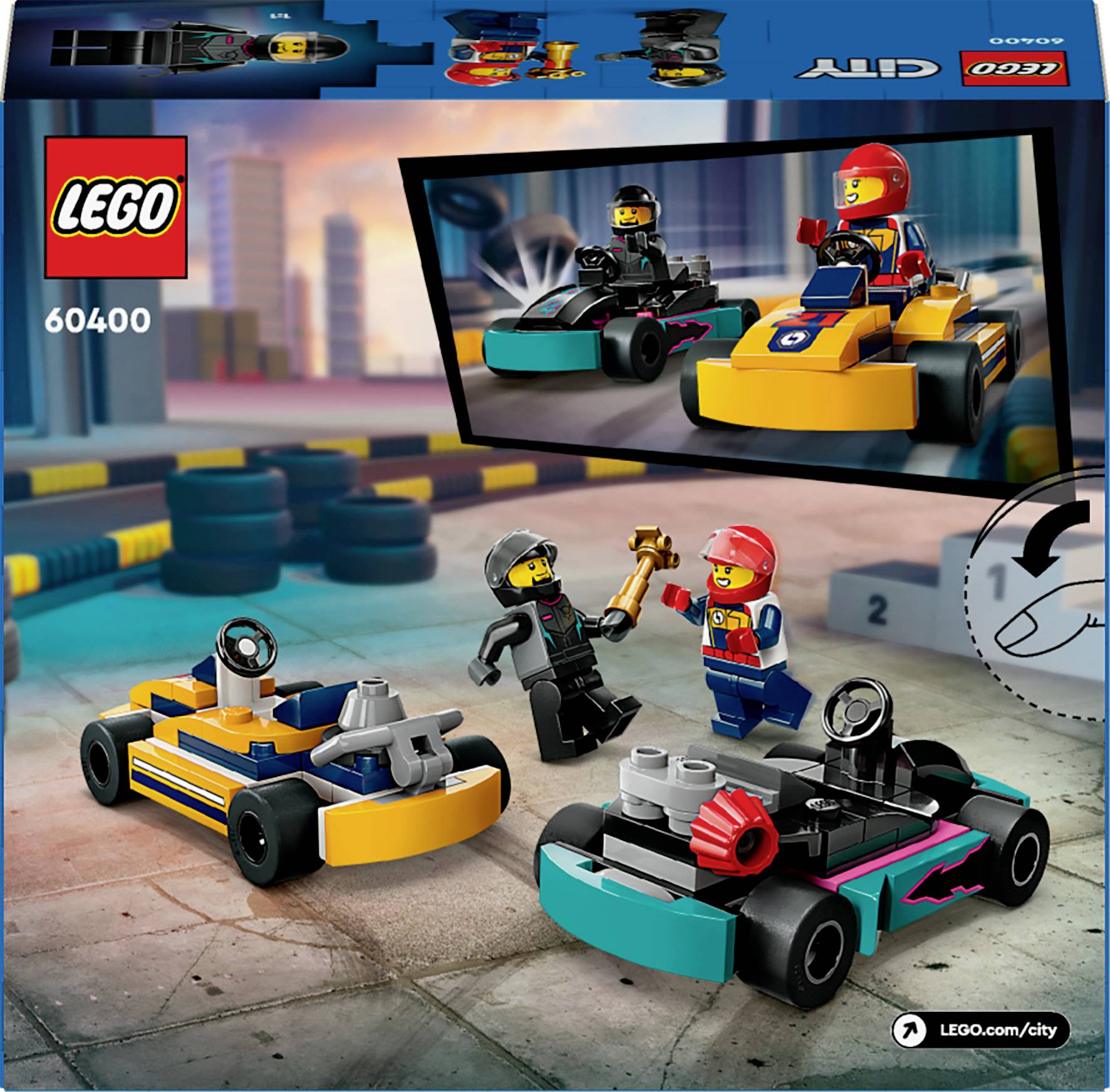 Dvě LEGO figurky v sadě s závodním autem, s helmami, pohárem a detailně zpracovanými vozidly před závodní tratí. Logo značky je viditelné.
