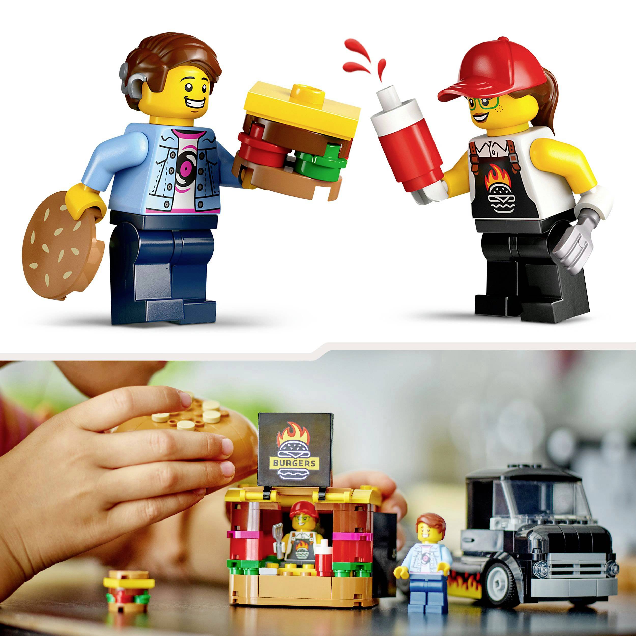 Dvě lego figurky stojí proti sobě. Jedna drží hamburger, druhá láhev kečupu. Dole si dítě hraje s figurkami a fast food setem.