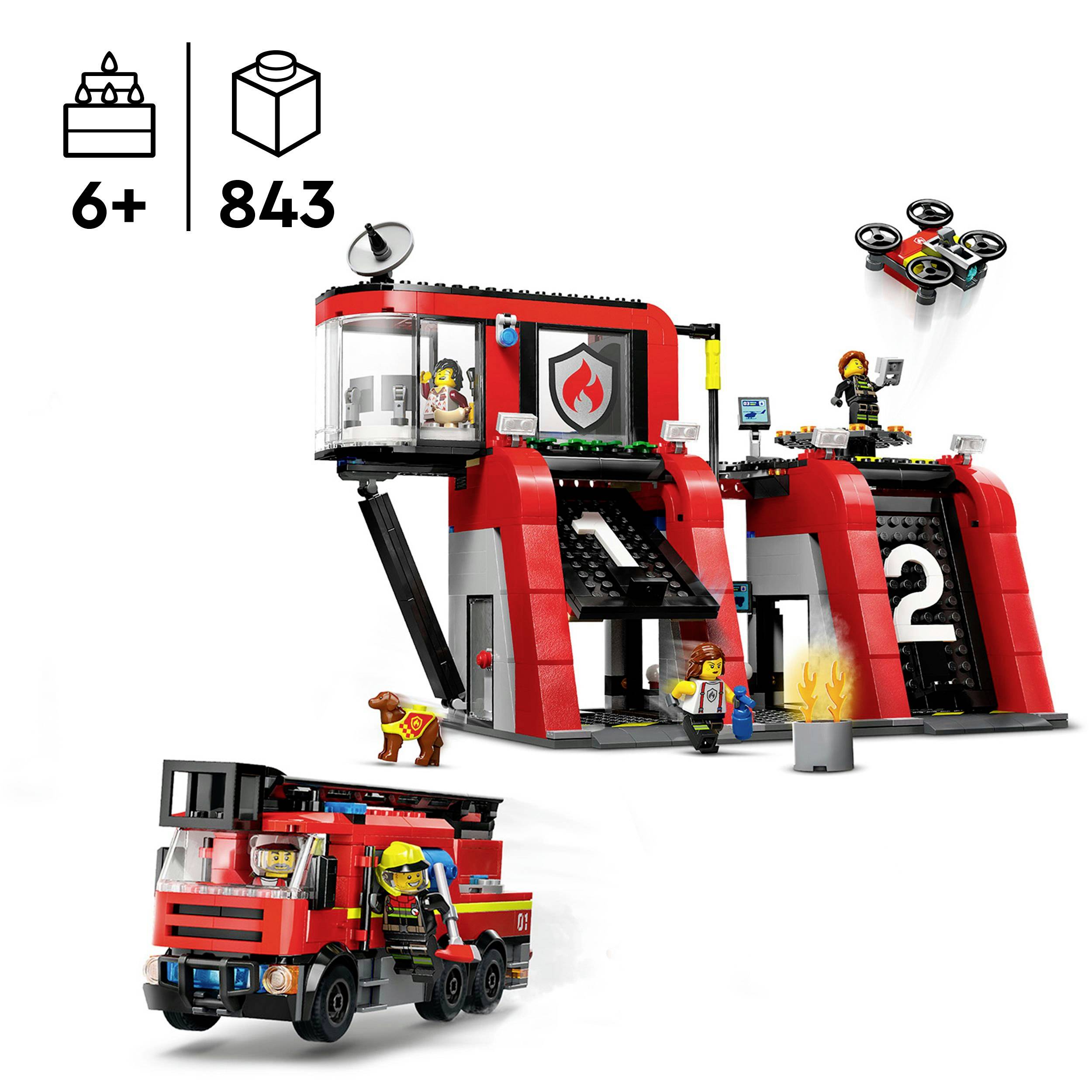 Hasičská stanice LEGO se základnou, hasičským vozem, dronem a figurkami. Vhodné pro děti od 6 let, obsahuje 843 dílků.