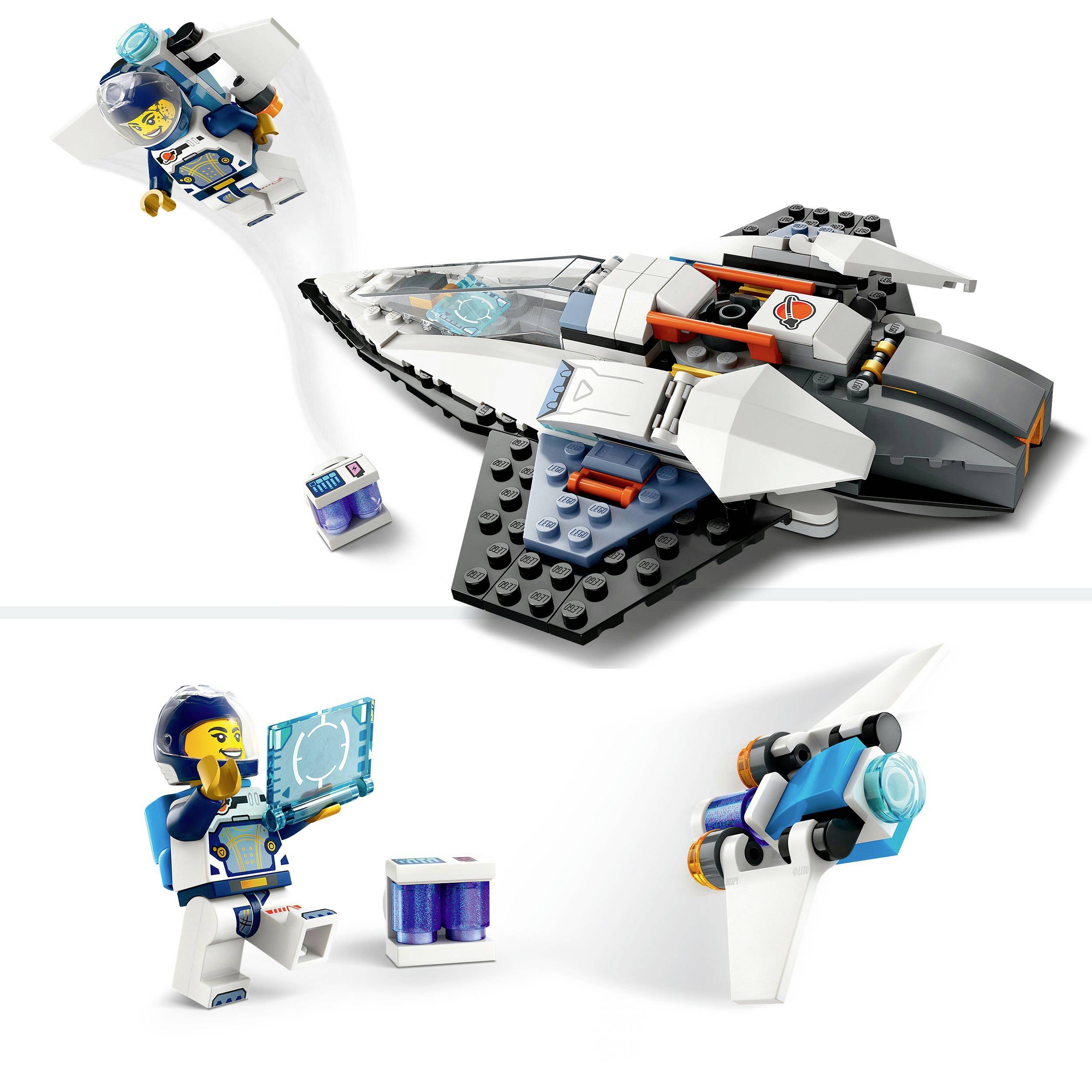 Lego vesmírné vozidlo s minifigurkou v astronautském obleku a robotem. Sada má futuristický design s modrými a bílými detaily.