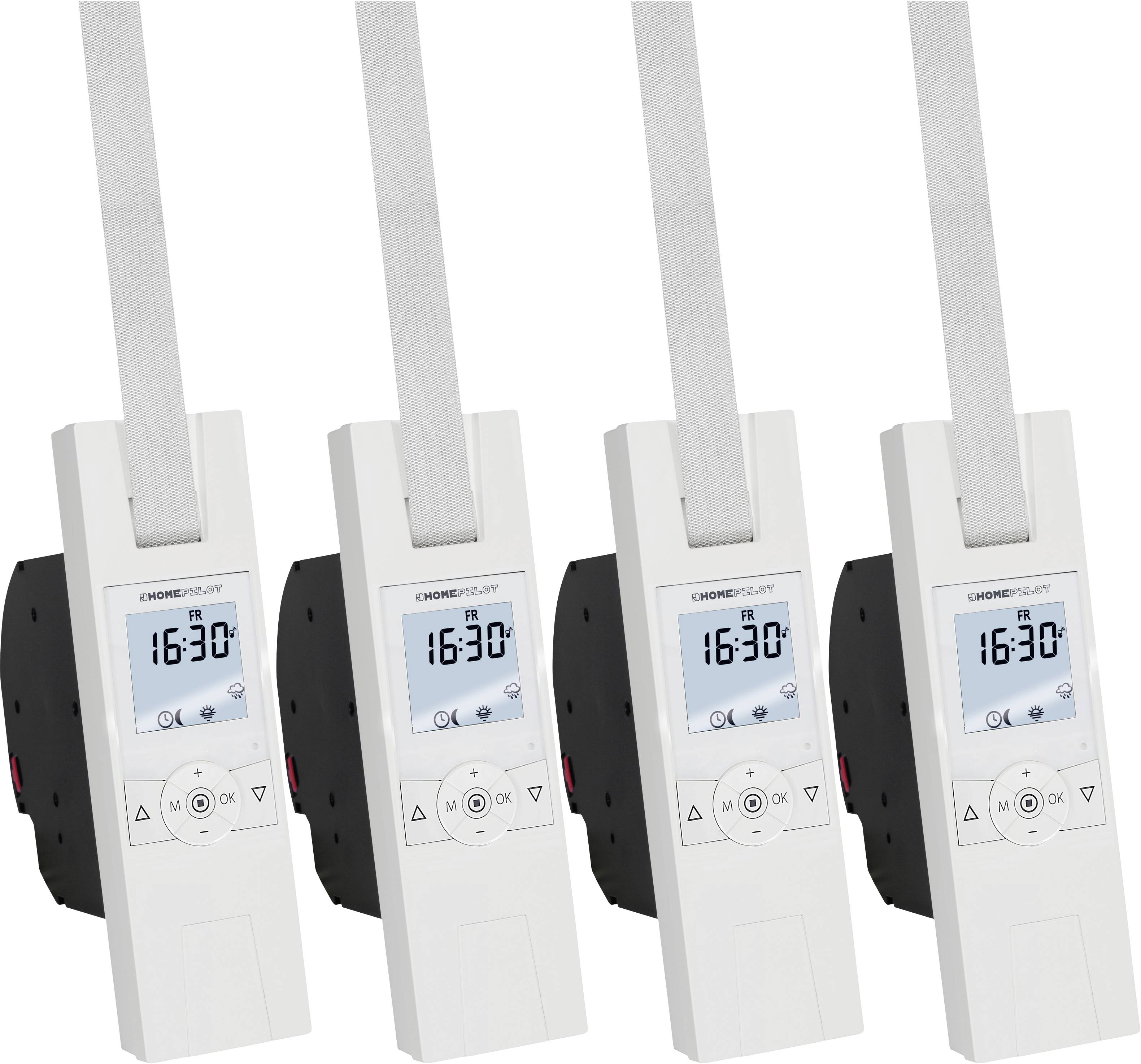 Čtyři bílé elektronické ovladače rolet umístěné vedle sebe s digitálním displejem zobrazujícím čas '16:30'.