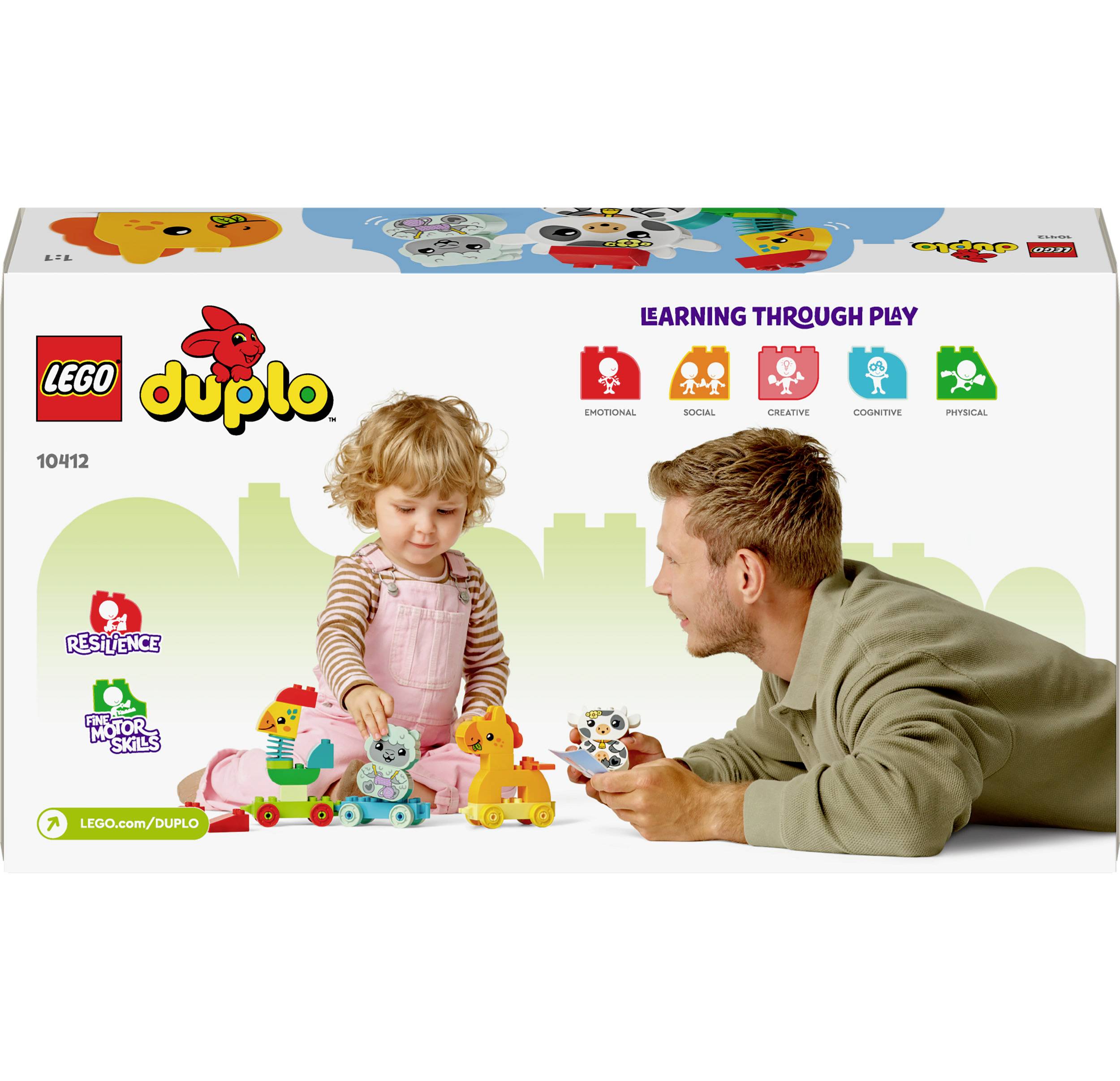 Malé dítě a dospělý si hrají s hračkami LEGO Duplo se zvířaty. Na obalu je nápis 'Učení hrou'.
