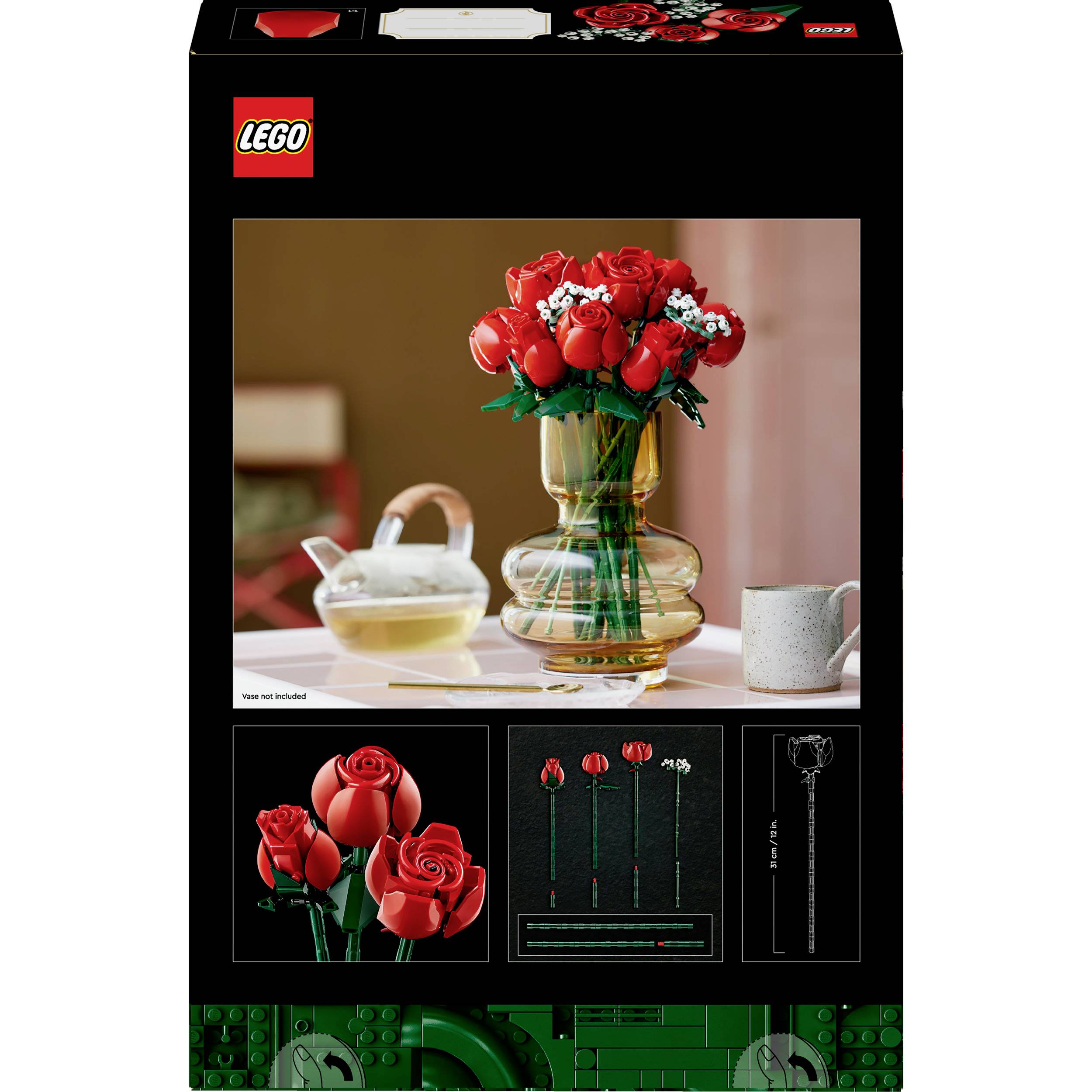 LEGO-Box ukazuje kytici červených růží z kostek v váze, vedle které stojí konvice na čaj a šálek na stole.