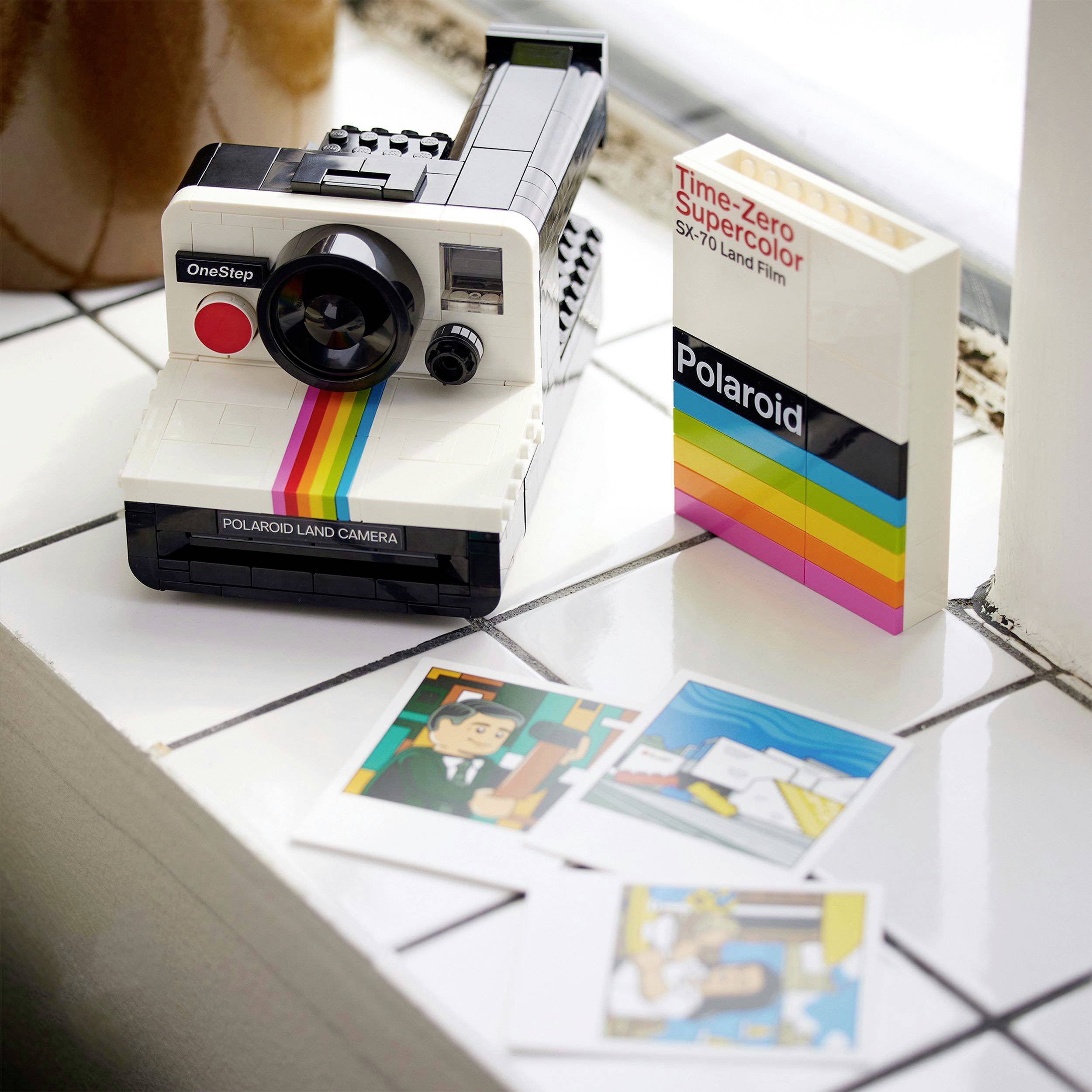 Polaroidový fotoaparát a tři fotografie leží vedle sebe na stole. Vedle nich stojí krabička instantního filmů Polaroid.