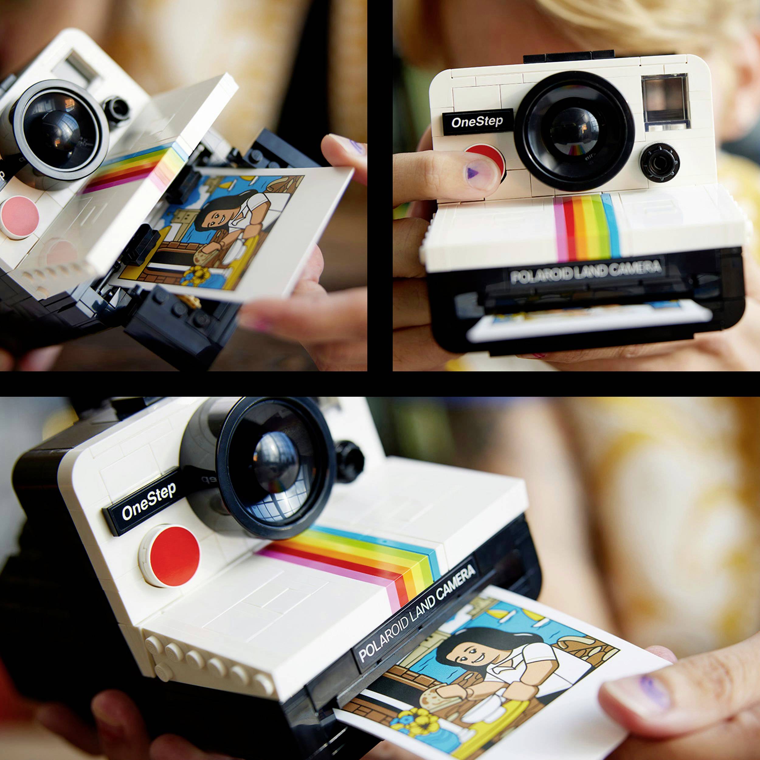 Dva detailní záběry retro instantní fotoaparát, který vydává fotografii. Ruce drží fotoaparát. Barevná linie zdobí fotoaparát.