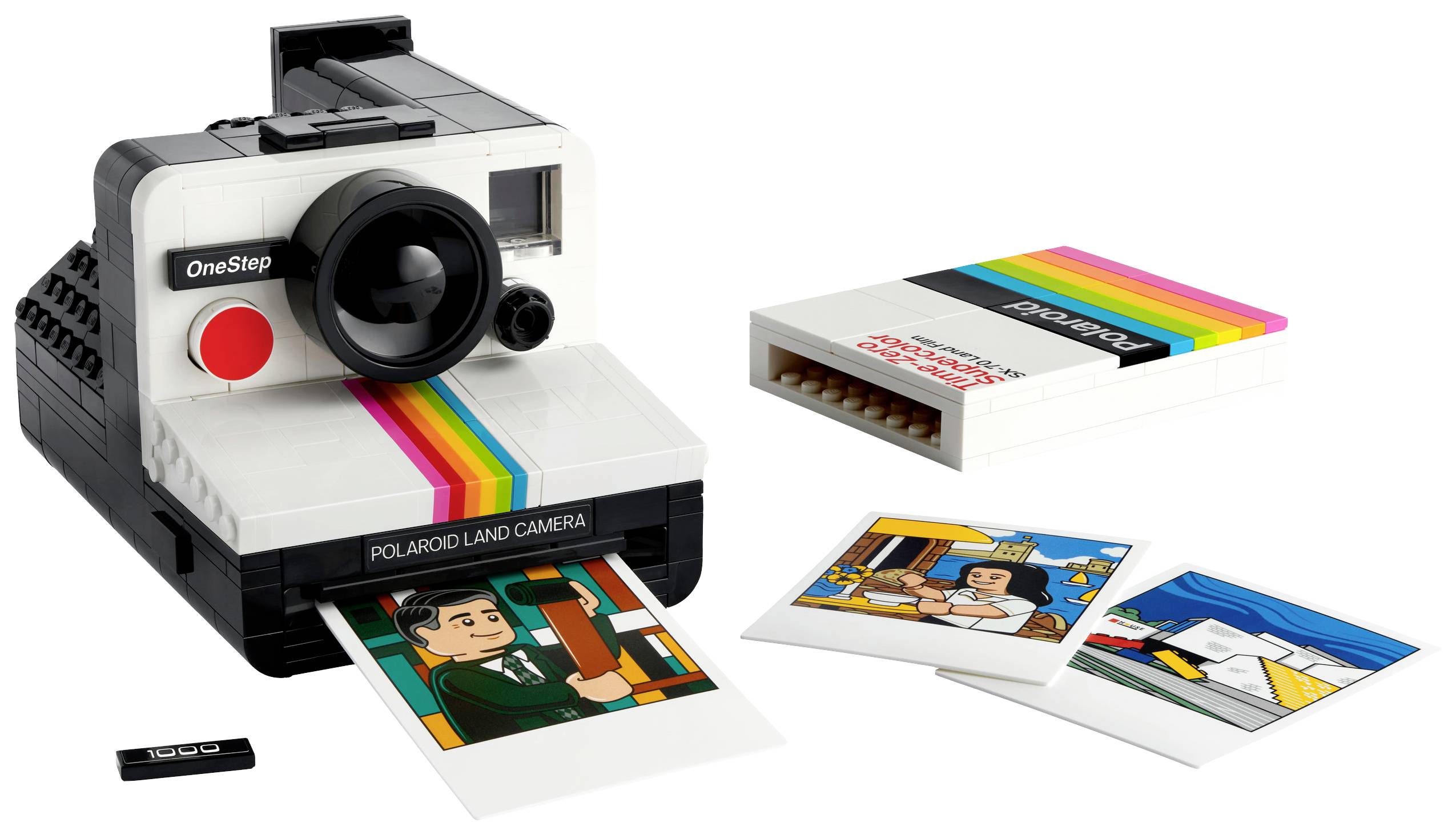Fotoaparát LEGO ve stylu Polaroidu s vytištěnou fotografií. Vedle fotoaparátu leží krabice a dvě další fotografie.