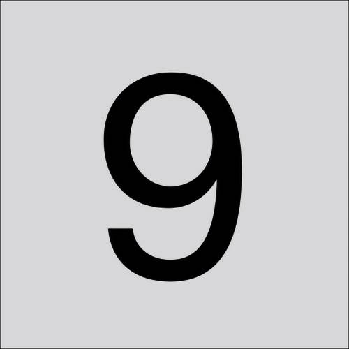 Černá číslice 9 vycentrovaná na světle šedém pozadí.