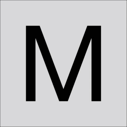 Černé velké písmeno "M" vystředěné na světlě šedém pozadí.