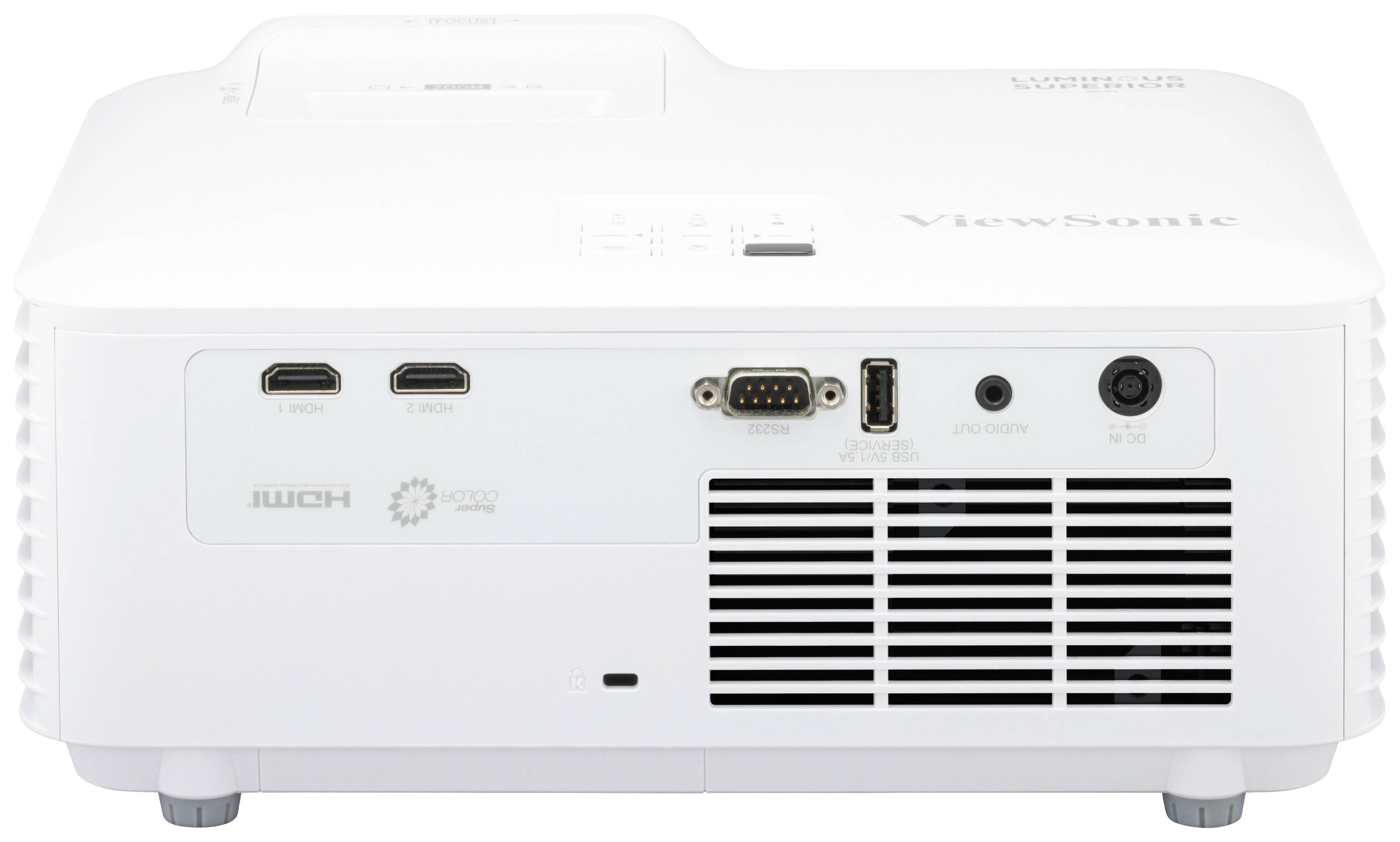 Bílý zadní panel projektoru s konektory: dva HDMI, VGA, USB, audio a napájecí konektor. Větrací mřížka v pravém dolním rohu.