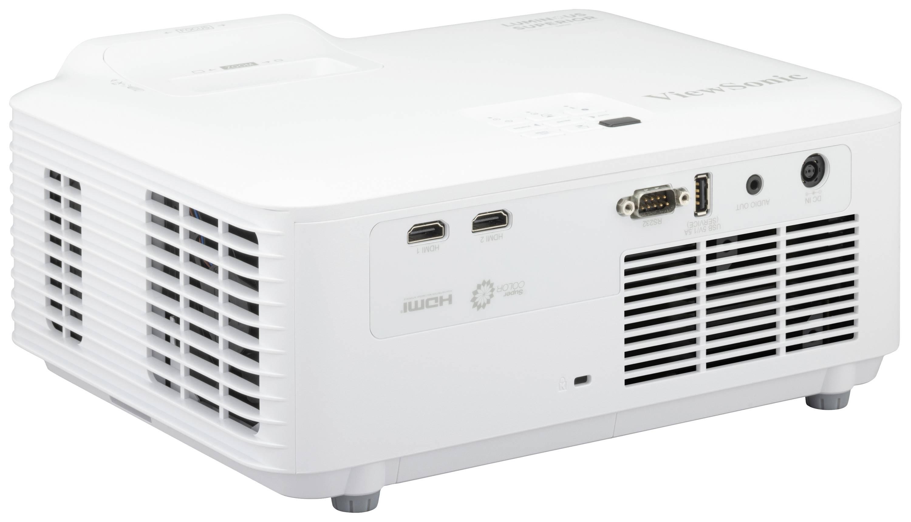 Bílý projektor s větracími otvory a různými porty, včetně HDMI a VGA, viditelný z bočního pohledu.