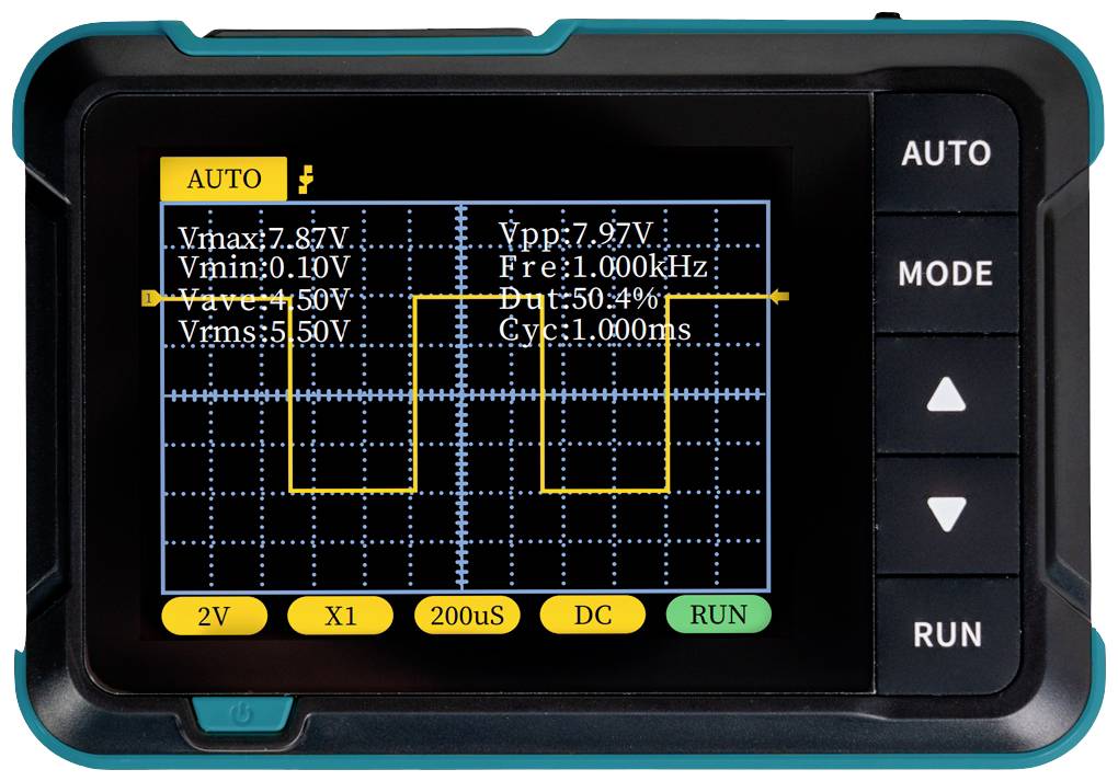 Displej osciloskopu zobrazuje signál s Vpp 7,97V, frekvencí 1,000 kHz a duty cyklem 50,46 %. Tlačítka na straně pro AUTO, MODE, RUN.