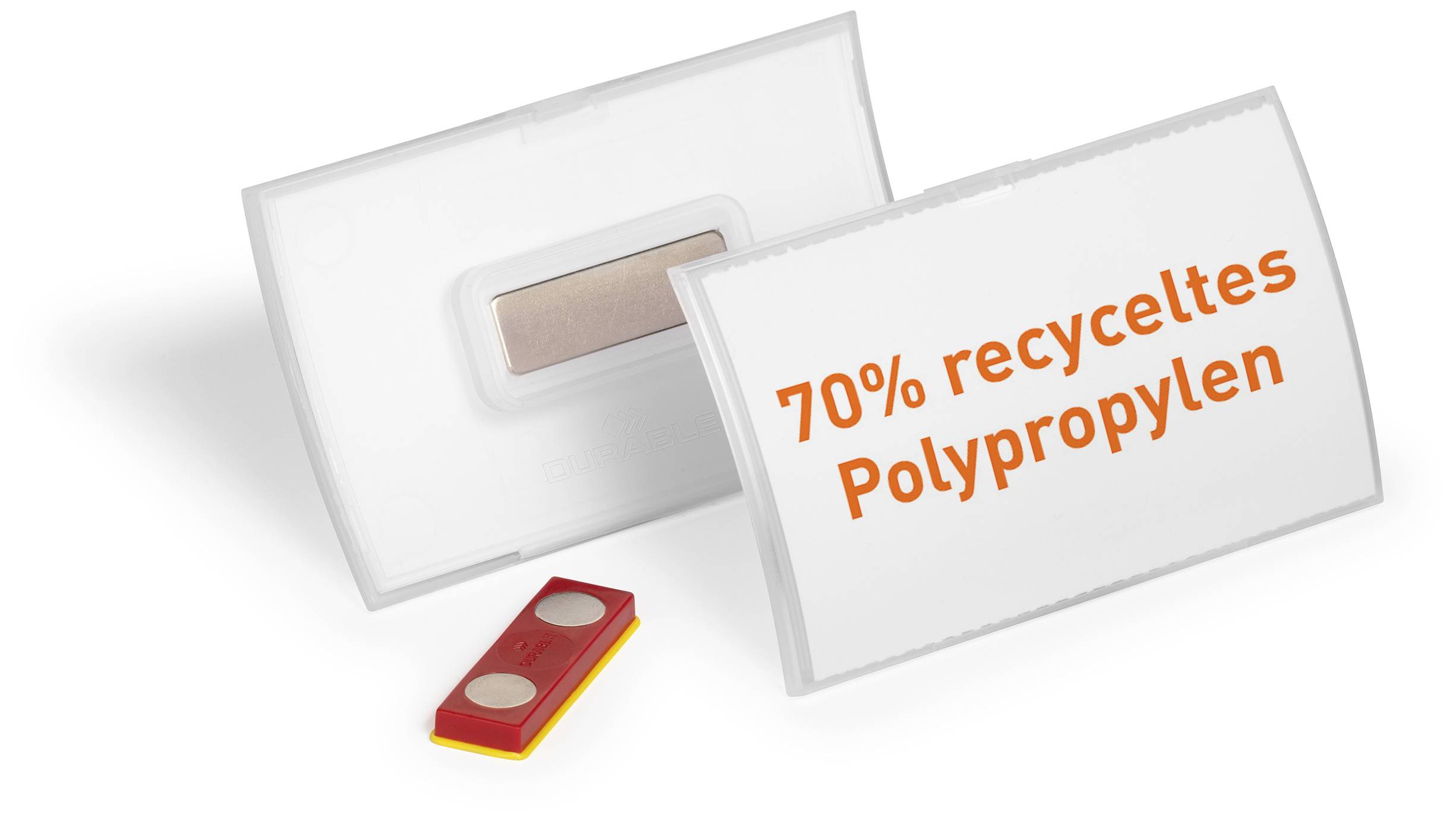 Dva bílé štítky stojí vzpřímeně, jeden z nich zobrazuje nápis „70% recyklovaného polypropylenu". Před nimi leží červená karta.