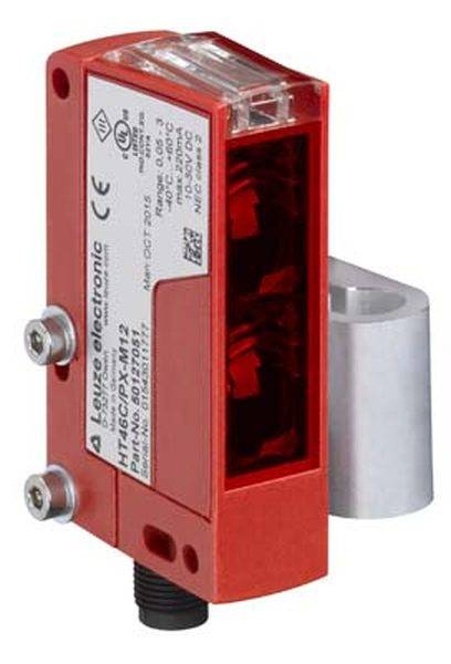 Červený optoelektronický senzor se stříbrným držákem, používaný k detekci objektů v automatizovaných systémech.