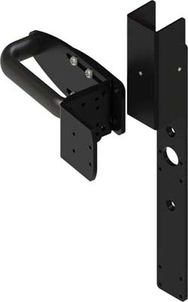 Černý kovový úhlový pant s klikou pro připevnění na dveře nebo bránu. Design umožňuje robustní a flexibilní pohyb.