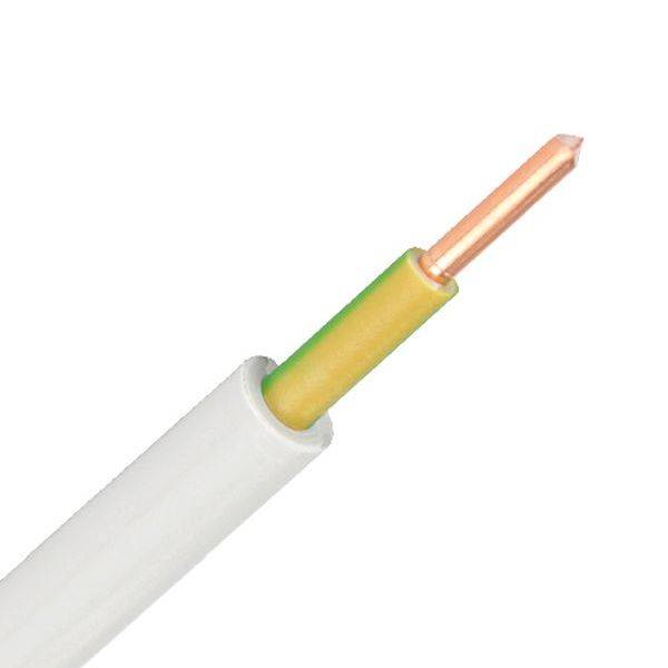 Bílý kabel s izolovaným vnitřním vodičem v zeleno-žluté a měděné barvě, používaný pro elektrické instalace.