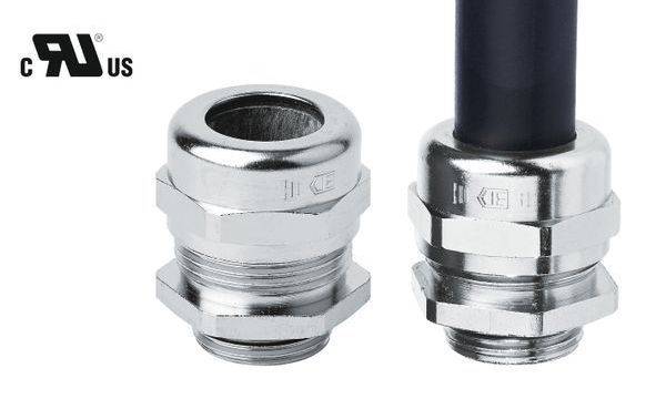 Dvě kovové kabelové průchodky, vlevo prázdná a vpravo s černým kabelem. Vlevo nahoře je viditelný symbol C RU.