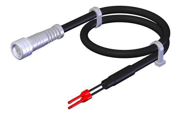 Černý kabel se stříbrnou zástrčkou na jednom konci a červeným vidlicovým konektorem na straně druhé, používaný pro elektrické připojení.