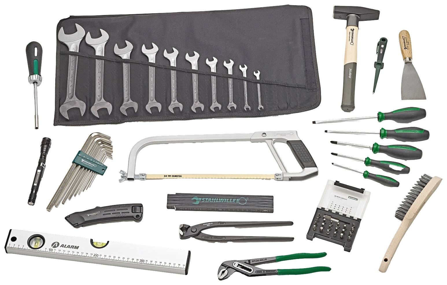 Různé ruční nástroje na bílém pozadí, včetně klíčů, šroubováků, pily, kladiva a vodováhy.