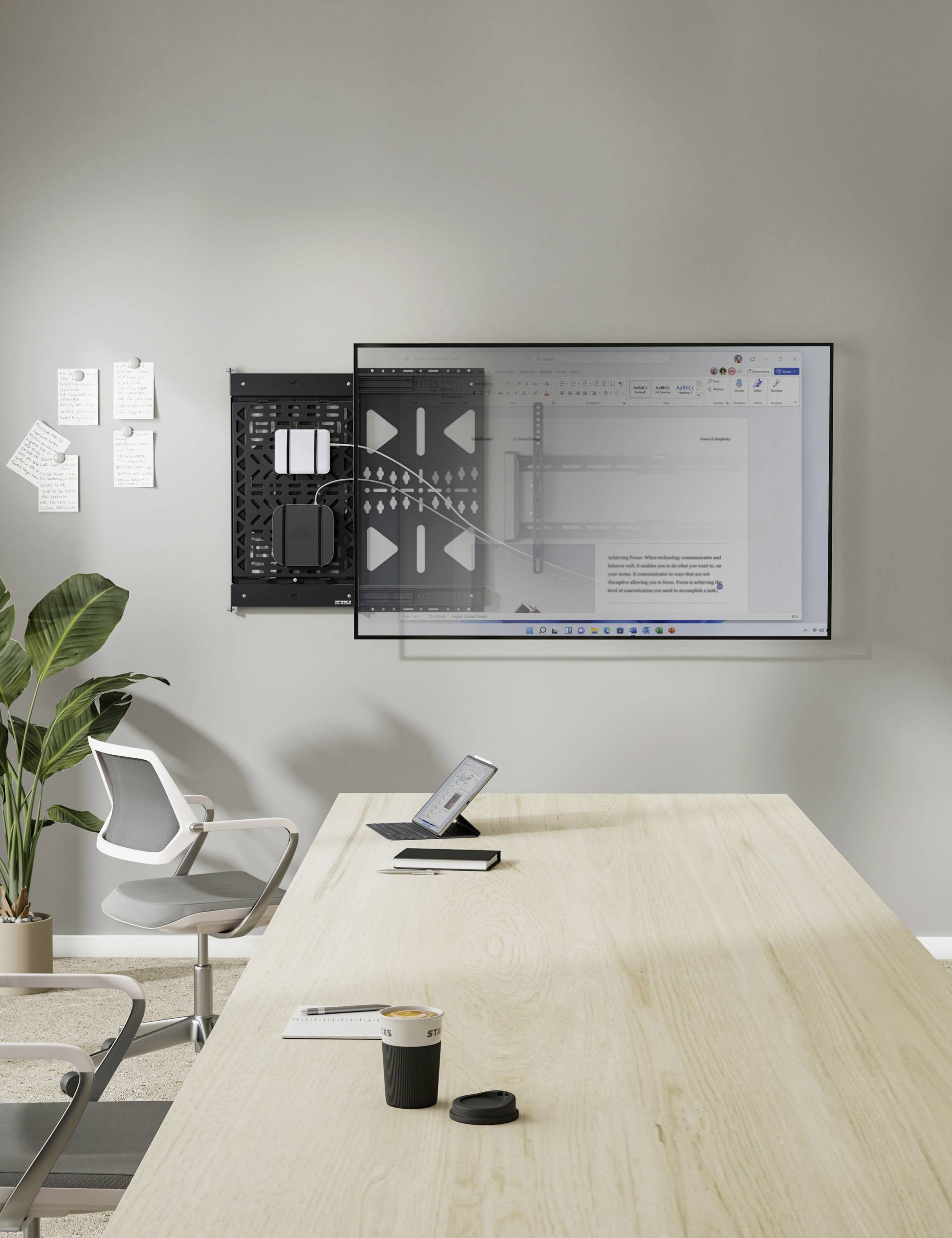 Jednací místnost s dlouhým dřevěným stolem, laptopem a šálkem kávy. Na obrazovce je otevřený dokument.