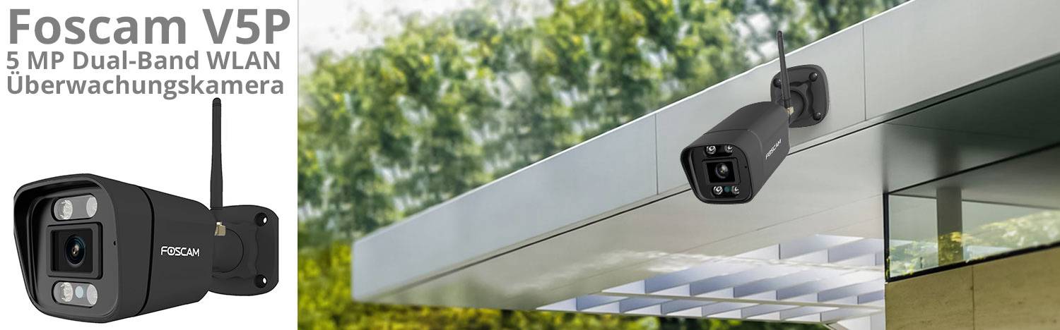 Kamera Foscam V5P 5 MP s duálním pásmem WLAN je namontována v rohu budovy. Kamera je černá a je nasměrována dolů.
