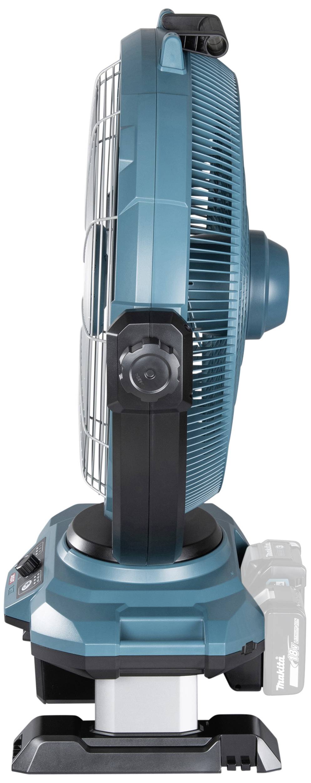 Modrý přenosný ventilátor z boku, umístěný na černém podstavci, s nastavitelnými úhly pro různé směry proudění vzduchu.